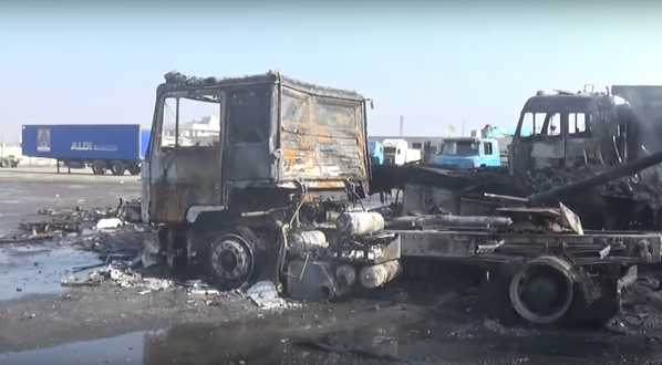 Российские самолеты разбомбили турецкий гуманитарный конвой: сгорели десятки грузовиков с помощью для беженцев 