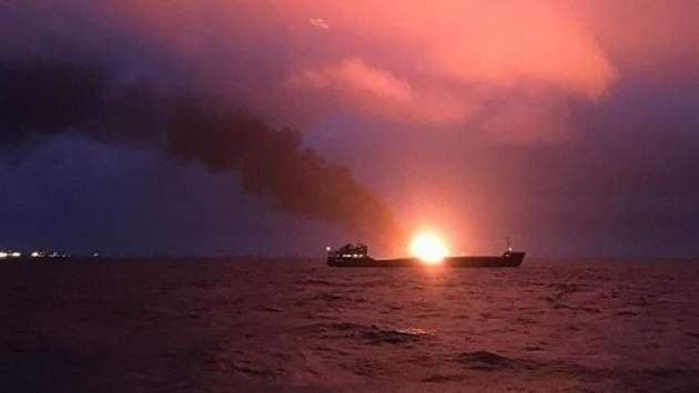 Крымский мост может взорваться в любую минуту, горящие танкеры вплотную приблизились к опорам конструкции - кадры