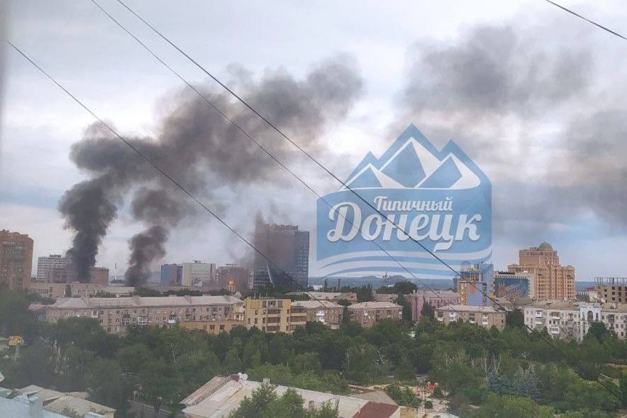 ​В центре Донецка взрывы и черный дым: под ударом оказался склад армии РФ