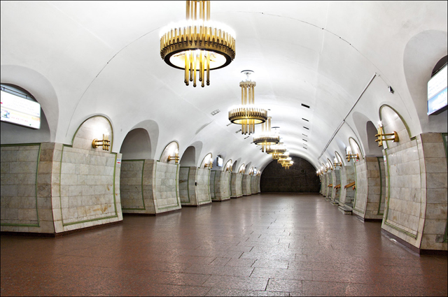 В Киеве на станции метро "Площадь Льва Толстого" и сегодня ищут взрывчатку