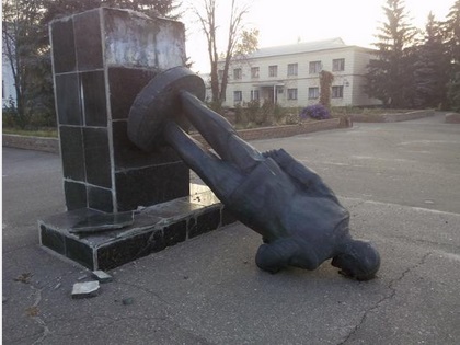 В Луганской области "люстрировали" очередного Ленина