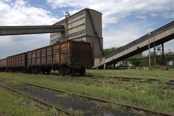 В Донбассе ополчение вывозит уголь и разбирает заводы, - МВД