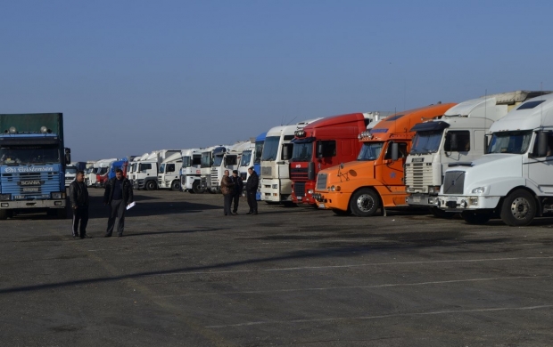 Тысячи дальнобойщиков блокировали Керченскую переправу - оккупанты не справляются с катаклизмами