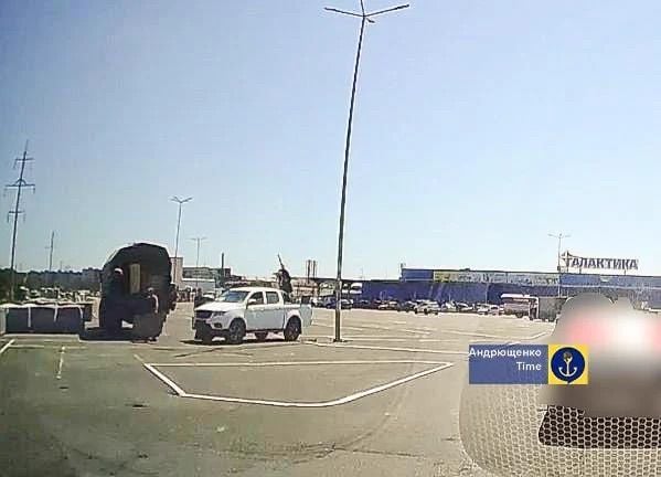 В оккупированном Мариуполе после атаки БПЛА пылает ТЦ "Галактика"
