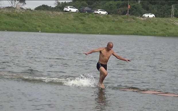 Шаолинский монах побил мировой рекорд в беге по воде 