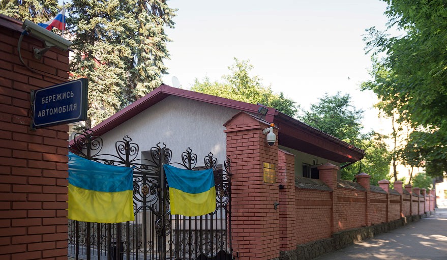 Двери Генерального консульства РФ во Львове на замке: на выборах в Госдуму пока не проголосовал ни один человек