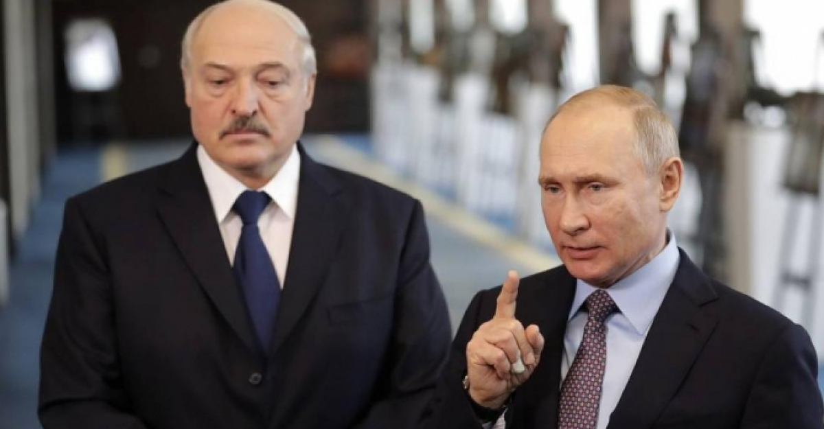 Чем Путин поможет Лукашенко, под которым зашаталось кресло
