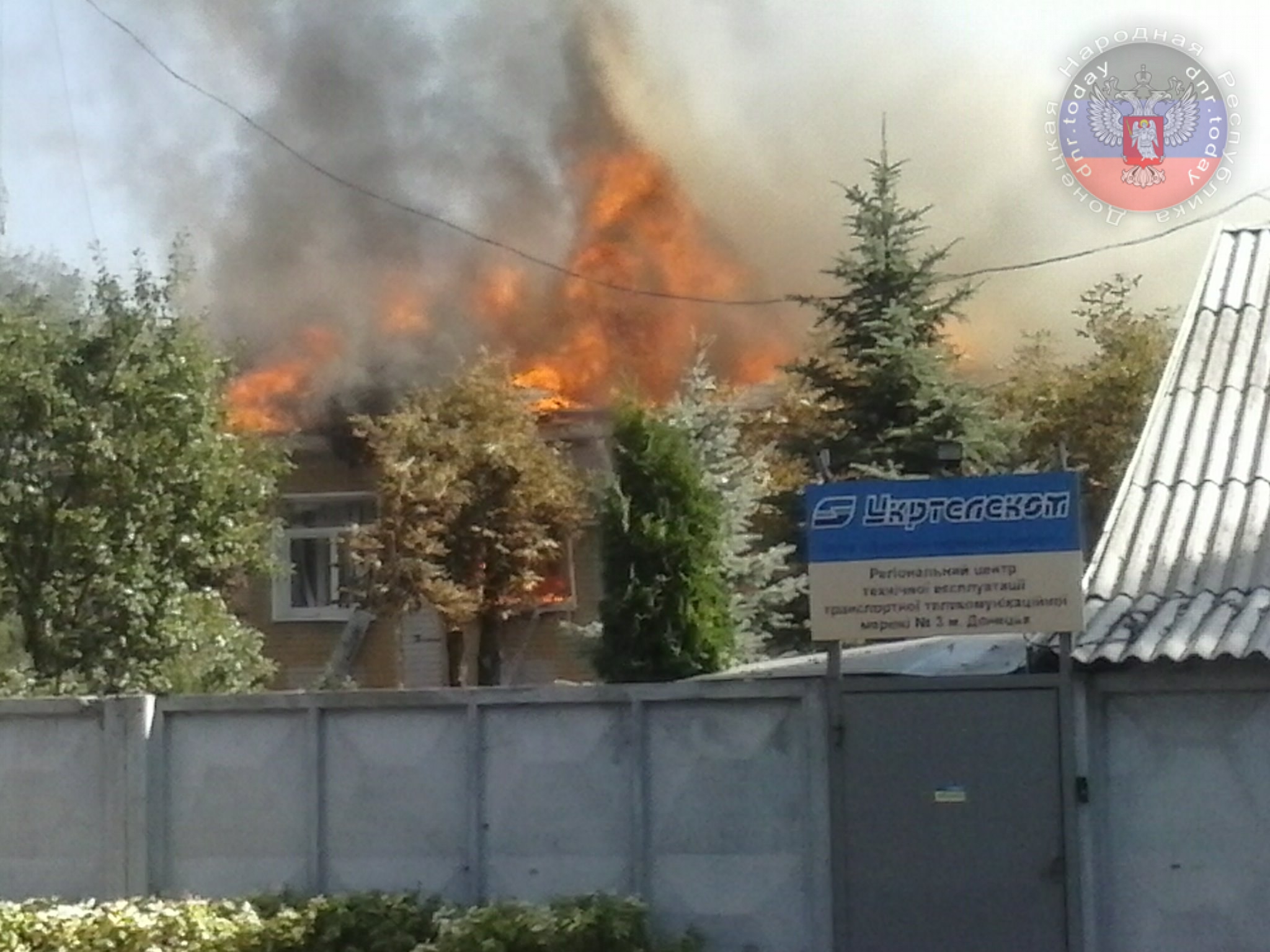 ДНР: повреждены офисы "Укртелеком", "Шериф-тур", транспорт и ряд жилых домов