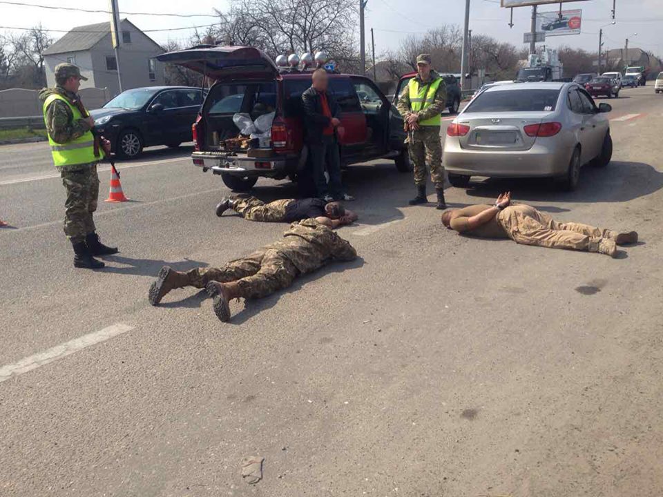 В Харьковской области задержан автомобиль с крупным арсеналом оружия: силовики выясняют, с какой целью люди в военной форме направлялись в тыл Украины