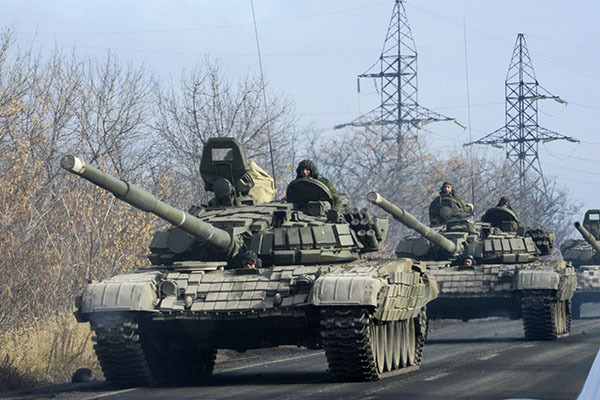 "ДНР" готовит танки, гаубицы и тысячи боевиков у линии фронта на Донбассе, - Тымчук