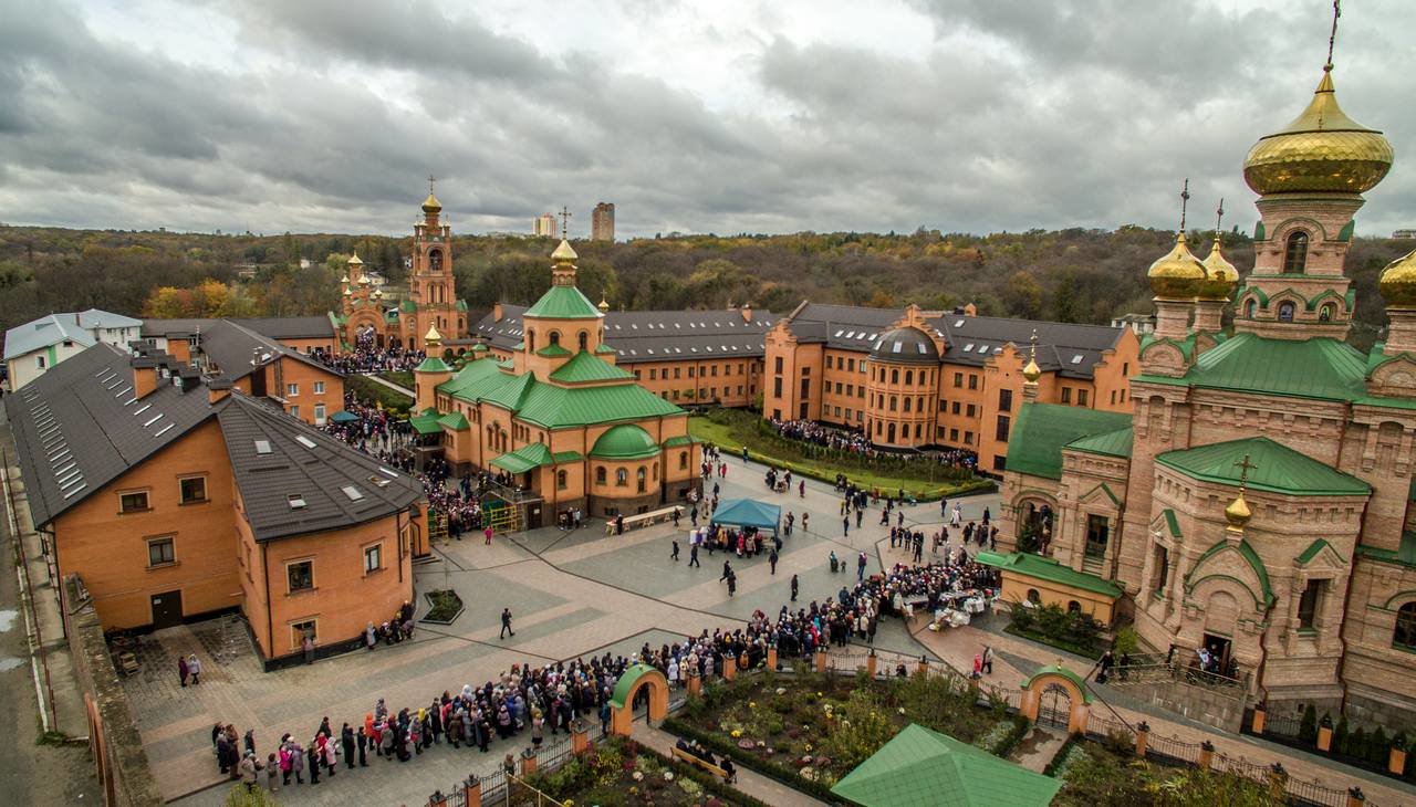 В Киеве коронавирусом заразились еще 12 монахов - Голосеевский монастырь закрывают 