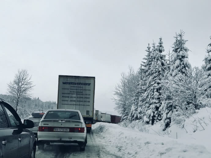 Закарпатье заметает снегом: трасса Киев - Чоп стоит в заторах, на дорогах масштабные пробки - кадры 