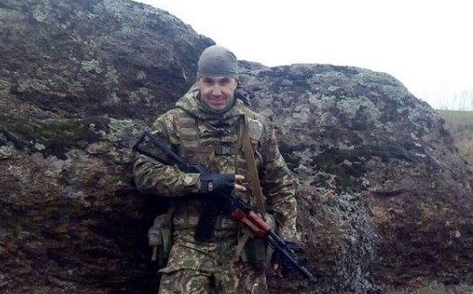Кадр с настоящим Героем: боец Колодяжный установил флаг Украины в аэропорту Донецка прямо под носом у боевиков