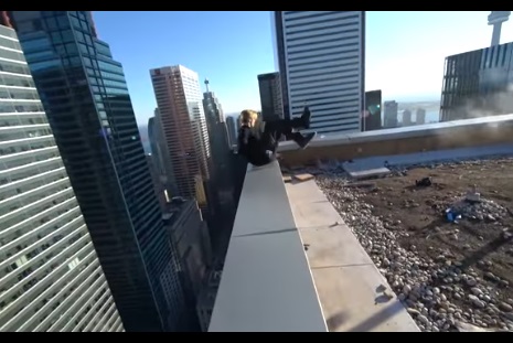 Невероятный трюк на крыше небоскреба Торонто: опубликованы кадры, за что в Канаде был арестован российский руфер Олег Крикет