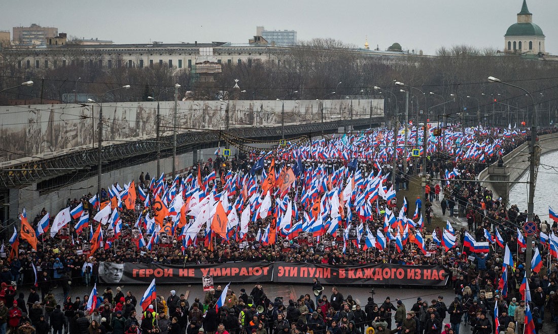 "Путин - это война": полиция Москвы в бешенстве изъяла неугодный власти баннер у смелых участников "Марша памяти Бориса Немцова"