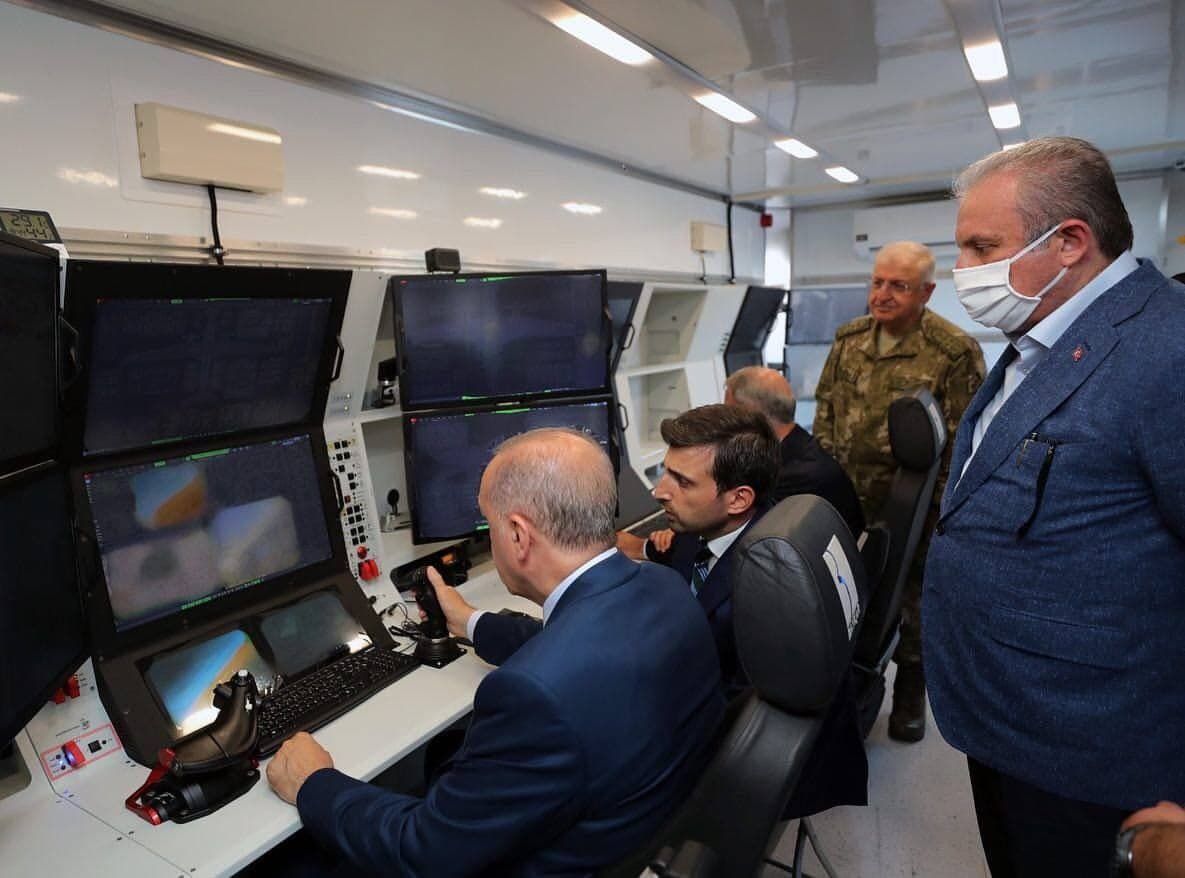 Эрдоган попал на фото во время управления боевым дроном Akıncı, оснащенным украинским двигателем 