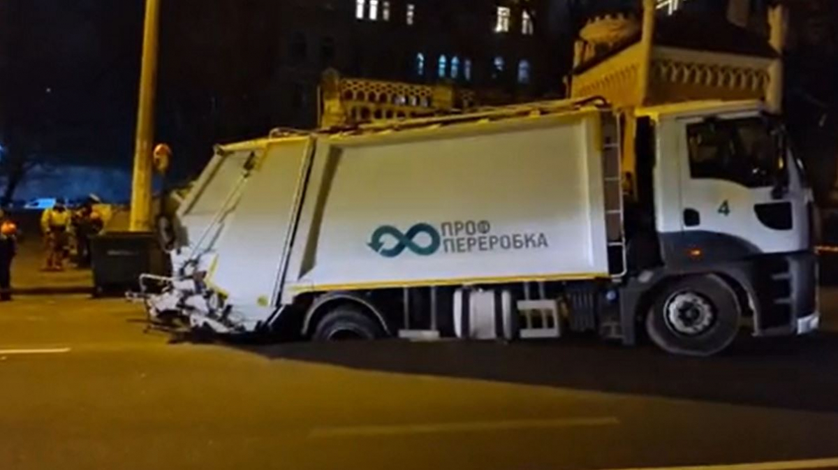 ЧП в центре Киева: многотонный мусоровоз провалился под асфальт