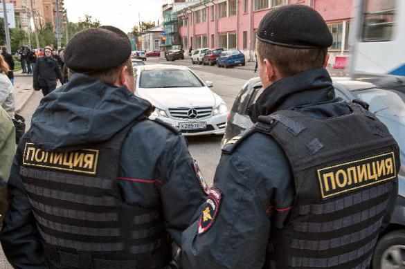 Полицейские в России требуют от людей показывать личную информацию в телефонах