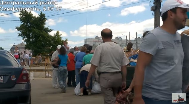 "Хоть камни с неба, хоть еда из контейнера!" – Интернет потрясло видео, как жители аннексированного Крыма роются в мусорках – опубликованы кадры