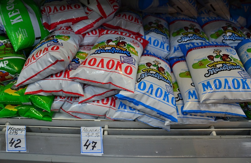 Эхо «продовольственной блокады» Крыма: «Мы не хотим завозить молоко из РФ» - продавец