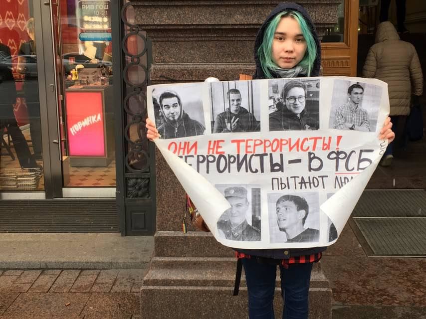 В Москве задержали Диану Саликову: девушка хотела возложить цветы к памятнику Лесе Украинке