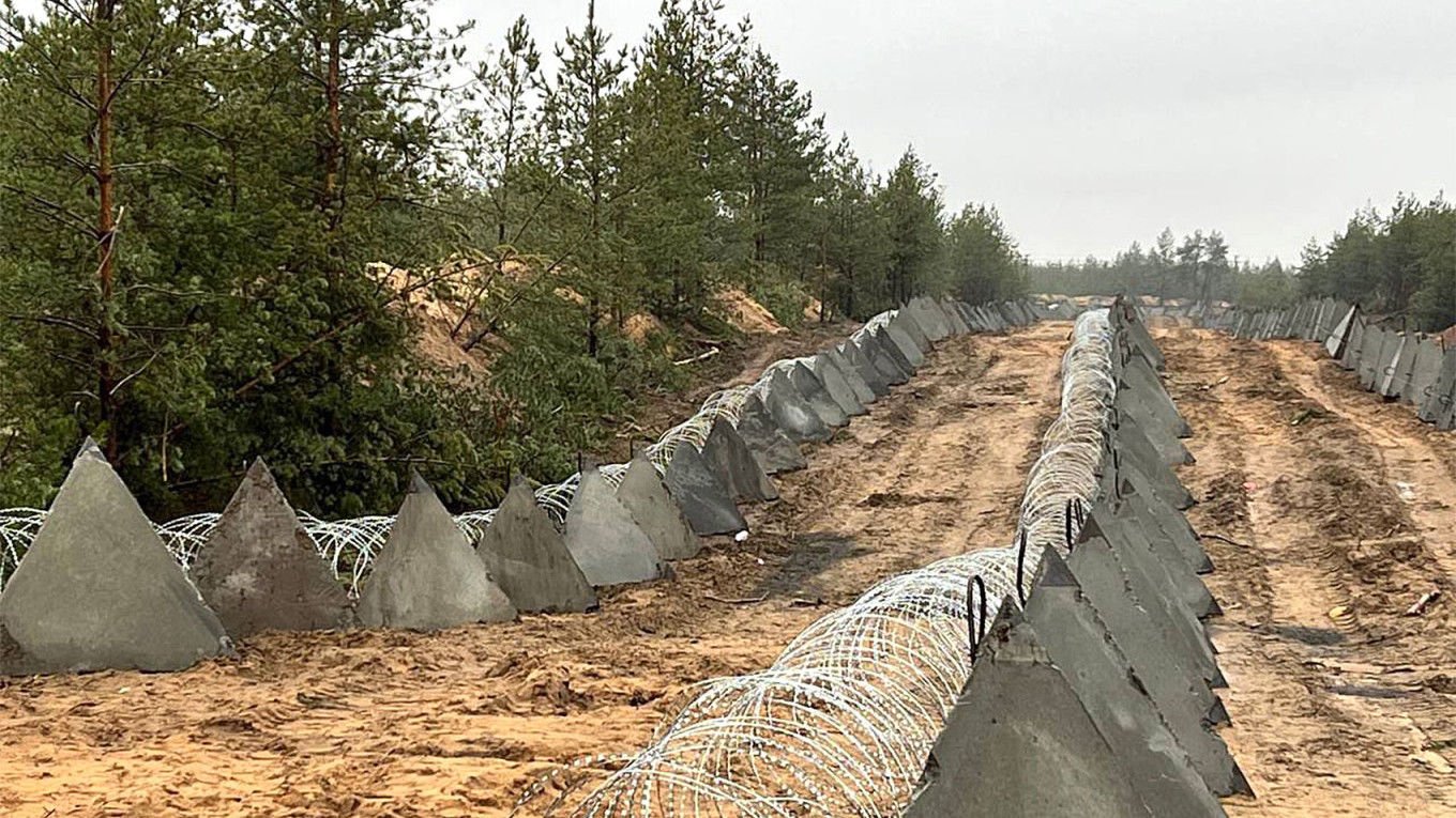 В Беларуси на границе с Украиной устанавливают "зубы дракона": что известно