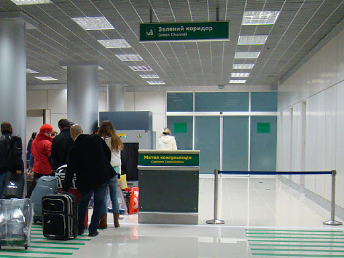 В аэропорту Борисполь пара украинцев спрятала в трусах бриллианты на 15 миллионов