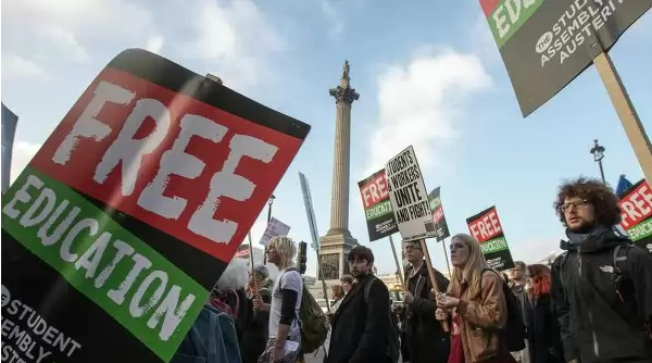 Полиция Лондона задержала 11 недовольных платой за обучение студентов 