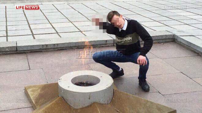 Обыкновенный фашизм: в России юноша "кинул зигу" у Вечного огня и похвастался фото в соцсети 