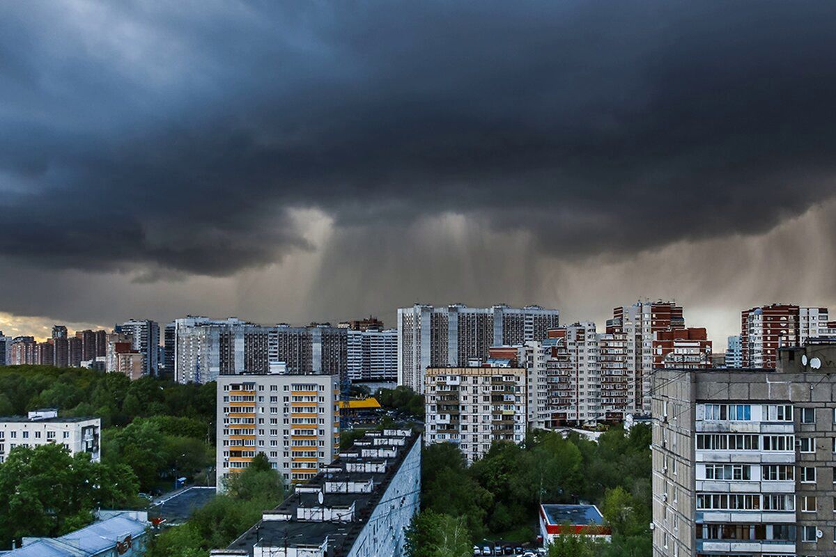 Тропический ураган обрушился на Москву и Подмосковье: ветер срывал крыши и столбы, сносил деревья