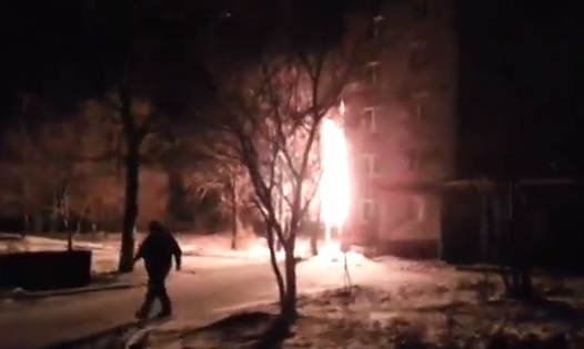 Петровский район Донецка пылает от "Градов" - горят деревья, в домах выбиты окна