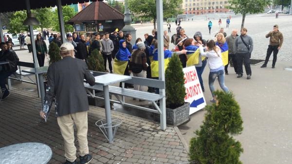 День Победы в Харькове: пророссийски настроенных девушек облили кефиром