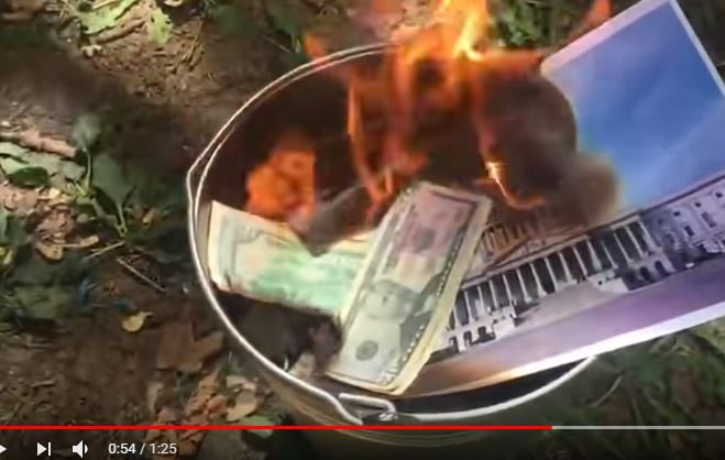 "Мы за рубли, кидайте свои деньги в огонь", - обезумевшие фанатки Путина сожгли в ведре пачку долларов - кадры