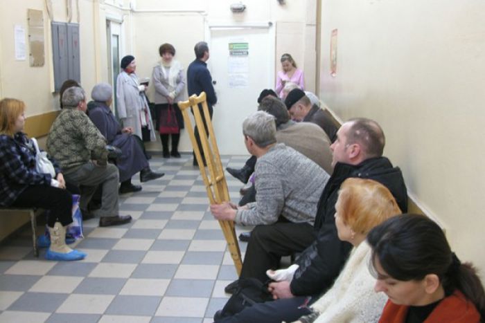 При Украине врачи работали быстрее - жительница Евпатории возмущена дикими очередями в местной больнице