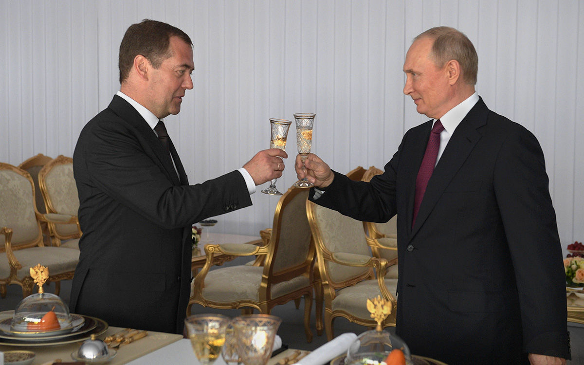 "Присіли на склянку, втягнулися", – Путін стурбований алкоголізмом серед своїх чиновників