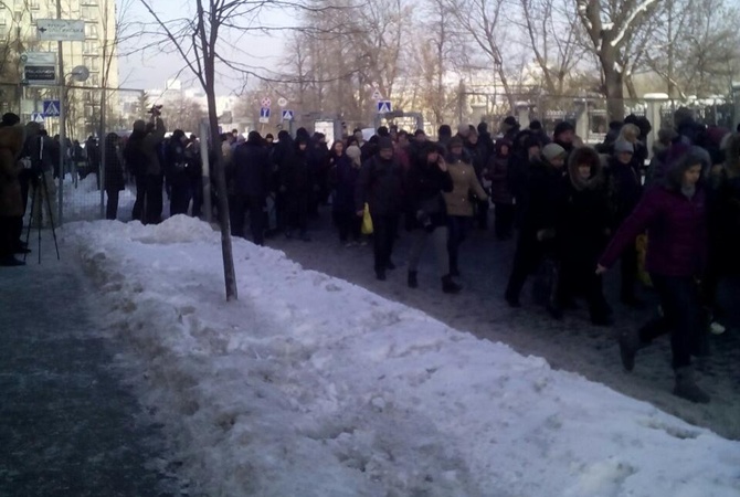 Майдан заполонили тысячи протестующих: повсюду выставлен спецназ, жильцы близлежащих домов в панике покидают центр столицы