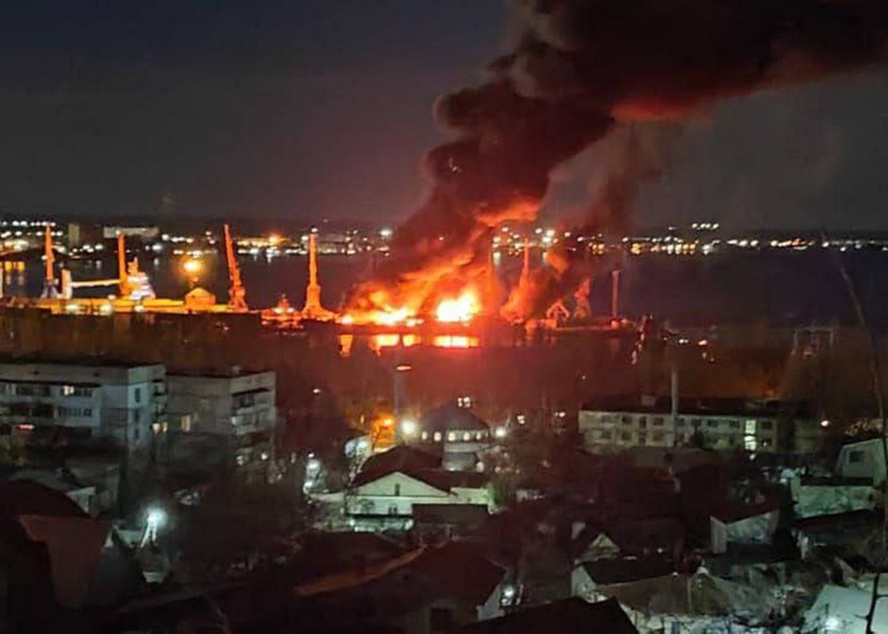 ​В Феодосии спустя месяц начали подъем со дна обломков "Новочеркасска"
