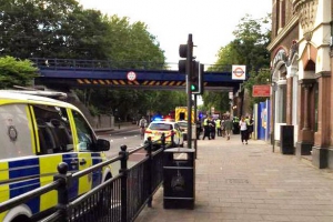 В Лондоне неизвестный облил кислотой работника железной дороги на глазах у пассажиров