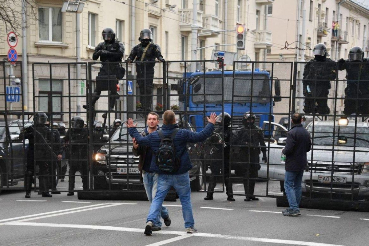 ​В Минске стрельба на Марше оппозиции - силовик испугался толпы протестующих и применил оружие