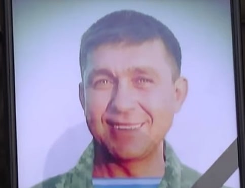 Эмоции никто не сдерживал: на Львовщине целый поселок вышел проводить в последний путь убитого боевиками на Луганщине бойца АТО Петра Михайлюка - опубликованы кадры