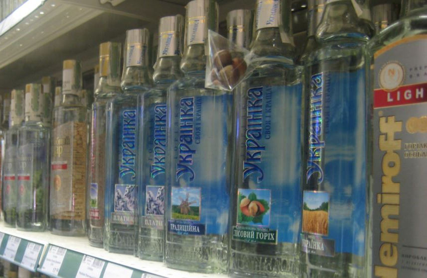 В Украине дорожает "оковыта": Кабмин резко повысил цены на алкоголь