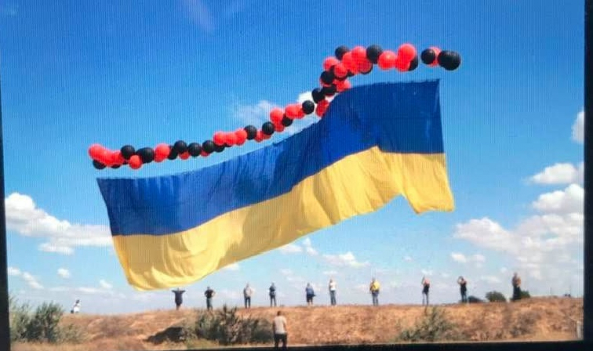 25-метровый флаг Украины взлетел в небе над Крымом: "Украинцы помнят о крымчанах"
