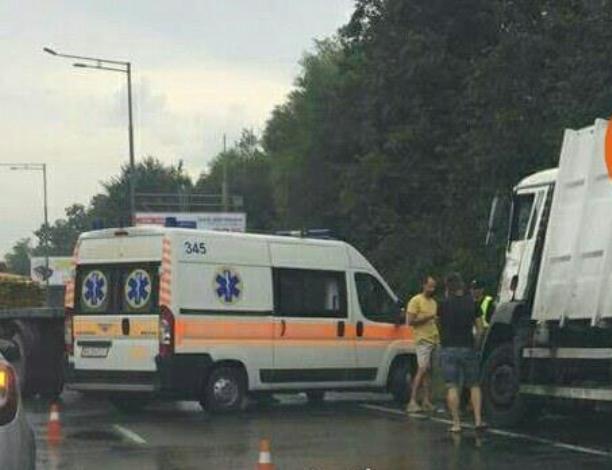 В Киеве столкнулись два грузовика и парализовали движение по Столичному проспекту - есть жертвы