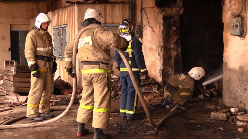В Крыму пылает крупный хладокомбинат - рухнувшая плита убила и покалечила спасателей