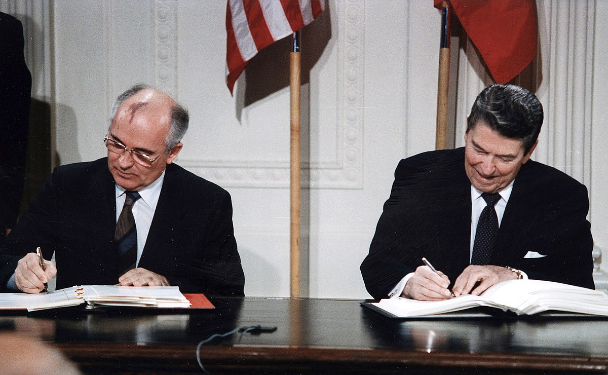 Горбачев пояснил, к каким последствиям приведет выход США из "ядерной сделки"