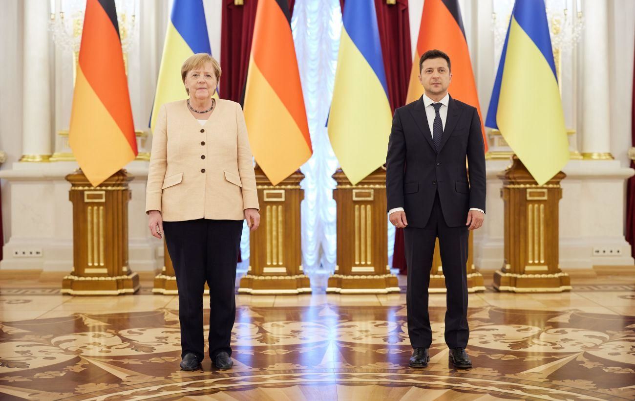 Зеленский напомнил Меркель об отказе предоставить Украине немецкое оружие 