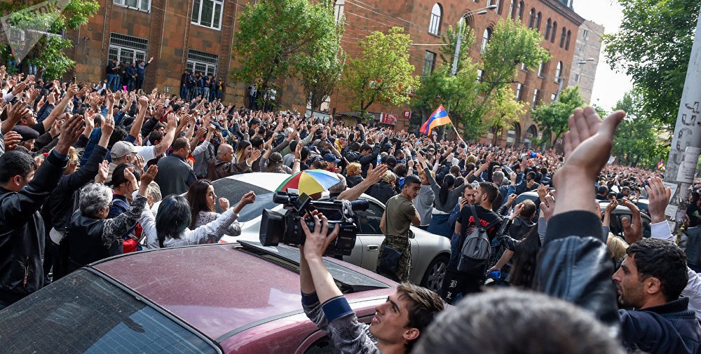 Ситуация в Армении набирает угрожающие обороты: люди боятся кризиса и экстренно снимают вклады - кадры