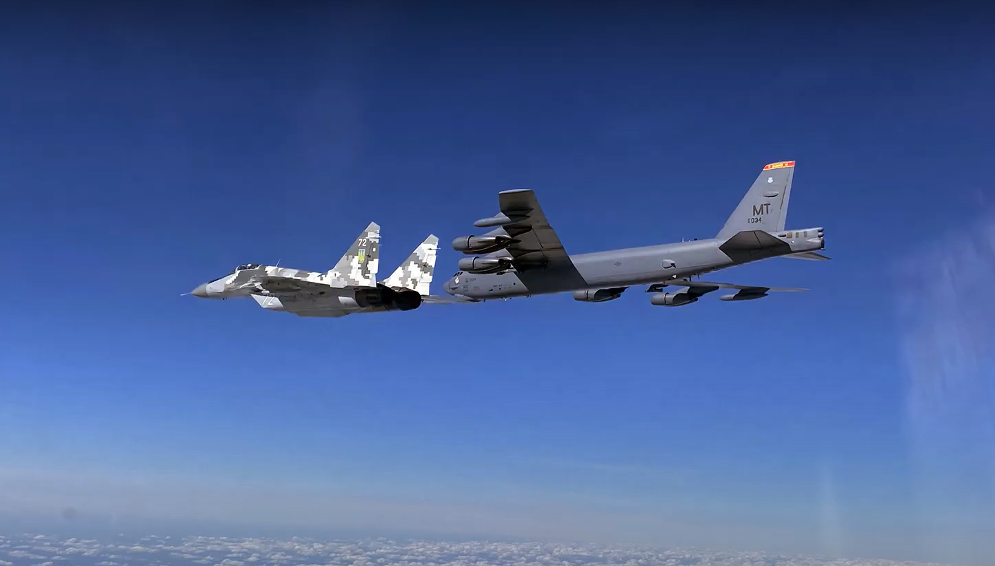 Полет ядерных бомбардировщиков США над Украиной: видео, как B-52 сопровождают украинские истребители "Су–27"
