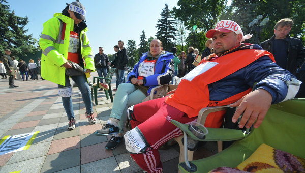 Финансовый Майдан в Киеве: участники продолжают митинговать у здания Верховной Рады