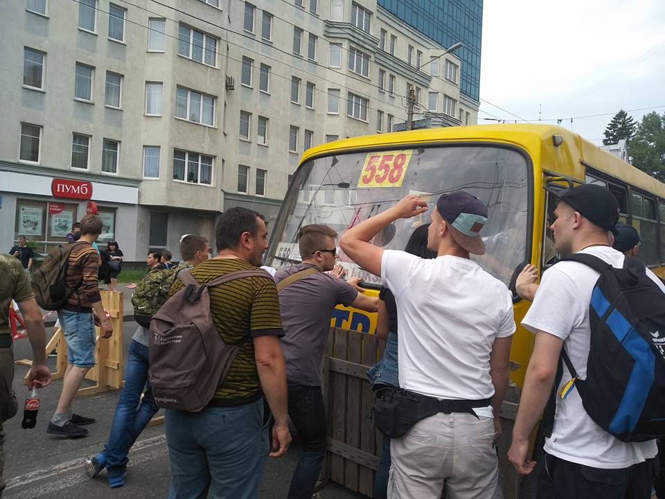 Обстановка в Киеве накалена до предела: активисты блокируют дороги и выдвинули ультиматум МВД